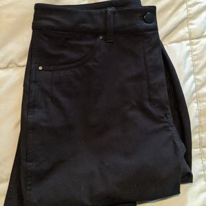Black Lululemon On The Fly 7/8 Pant
27" Size 8